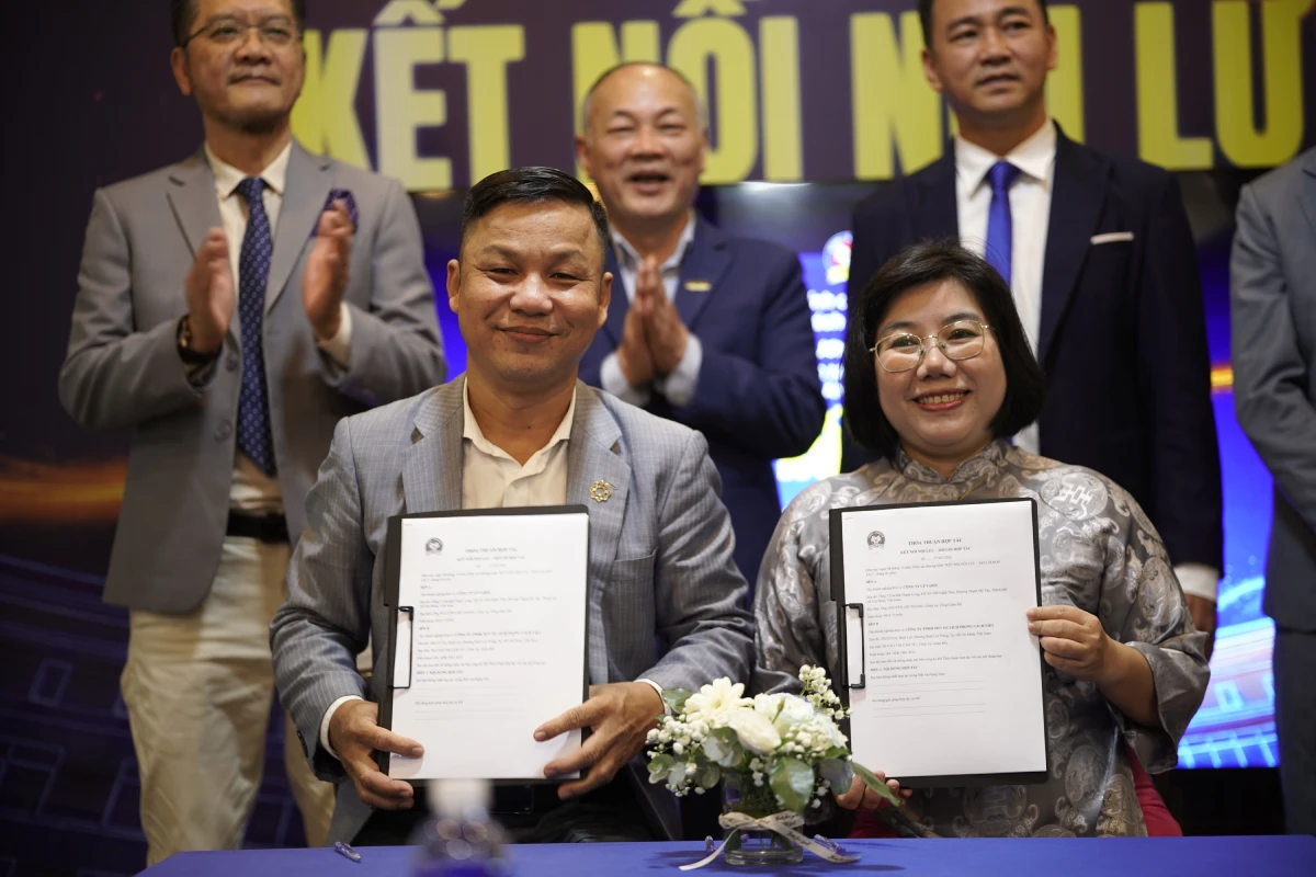 Đại diện Công ty TNHH MTV Du lịch Phong Cách Việt và Công ty Cổ phần Vabix đã cùng đặt bút ký thỏa thuận hợp tác song phương
