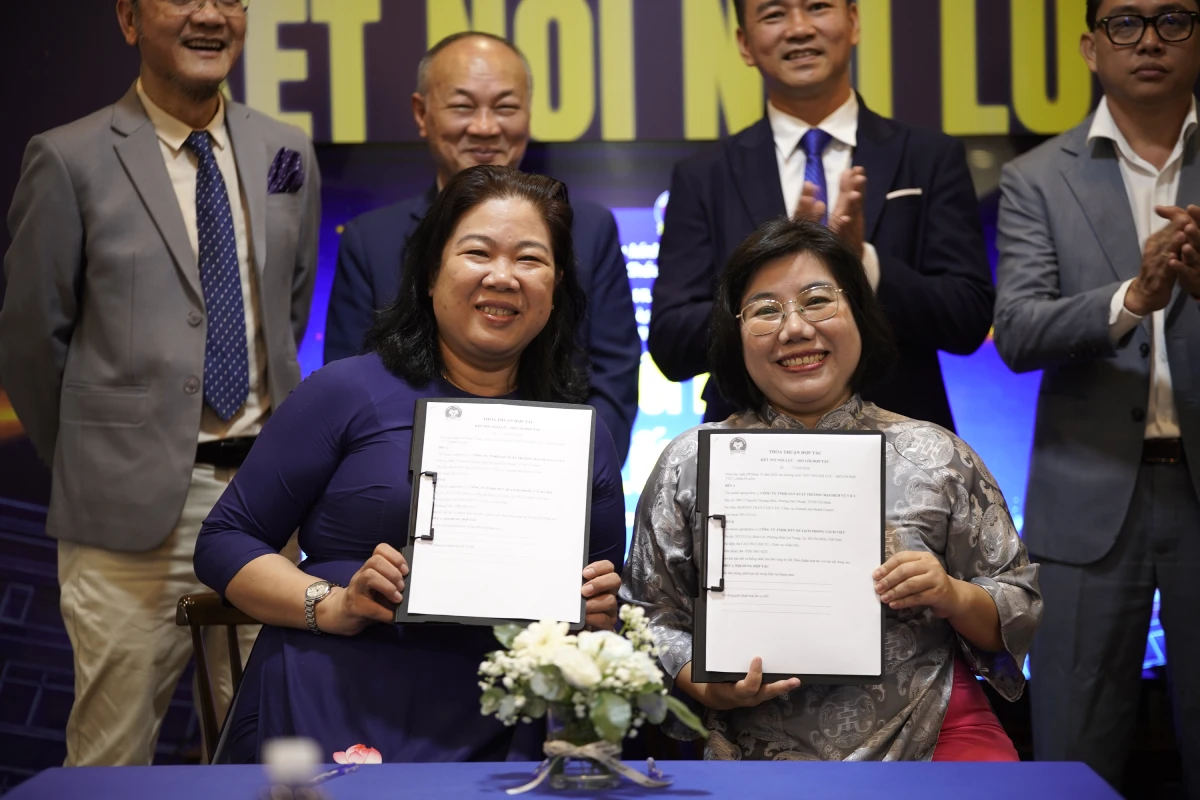 Đại diện Công ty TNHH MTV Du lịch Phong Cách Việt, bà Cao Thị Cẩm Tú, cùng đại diện Công ty TNHH Nhà hàng Le Chef bà Đặng Trần Cẩm Vân ký kết hợp tác
