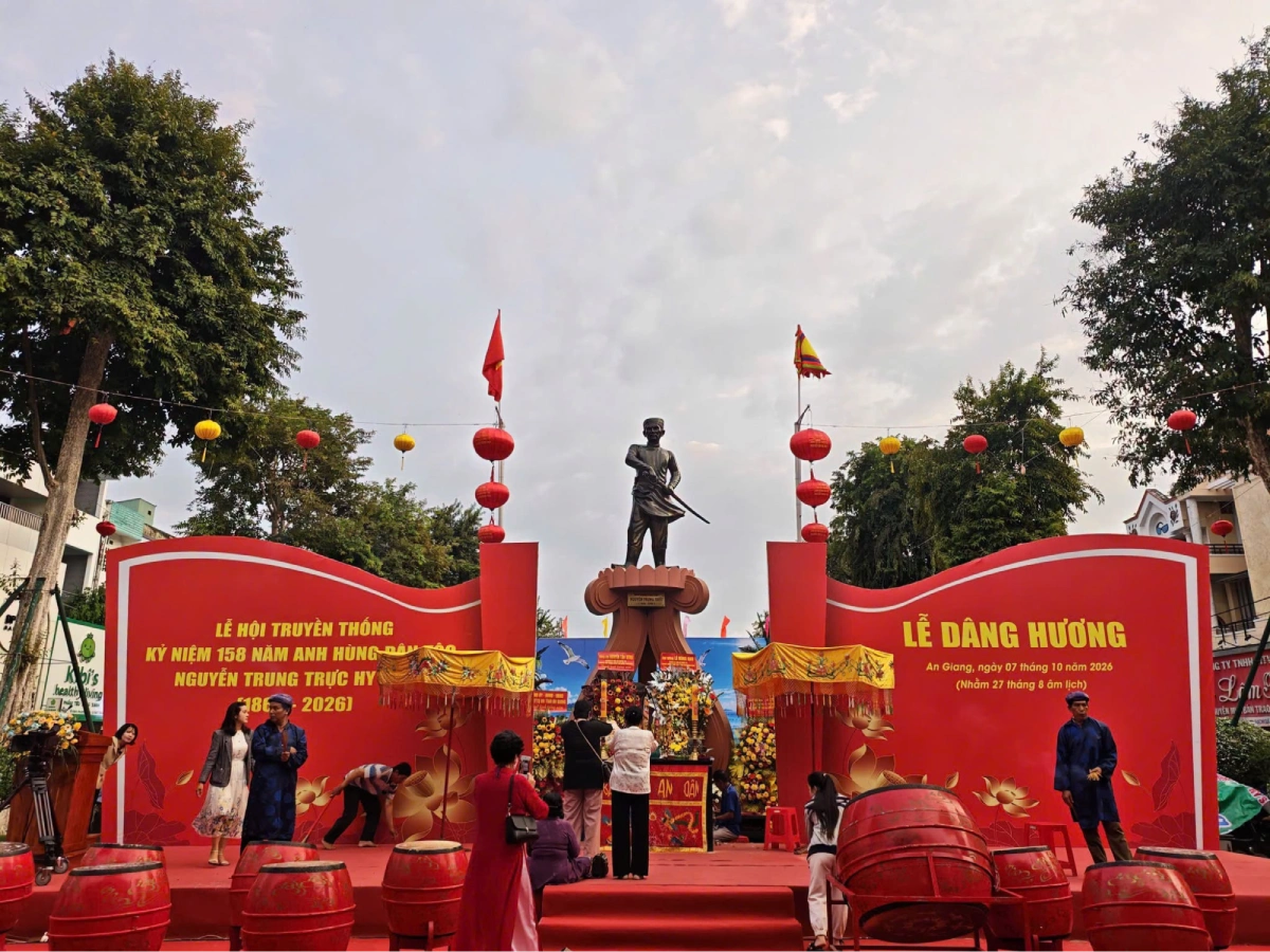 Người dân và du khách tham dự nghi lễ, dâng hương tưởng niệm và bày tỏ lòng tri ân đối với Anh hùng dân tộc Nguyễn Trung Trực.