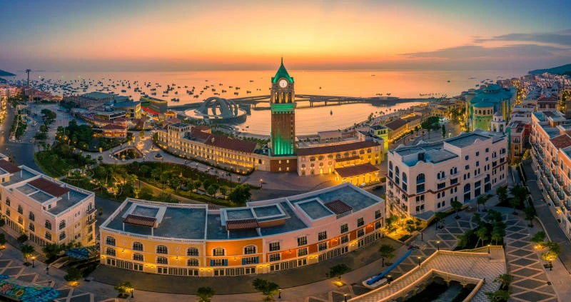 Thị trấn Hoàng Hôn Sunset Town Phú Quốc rực rỡ bên bờ biển lúc chiều tà
