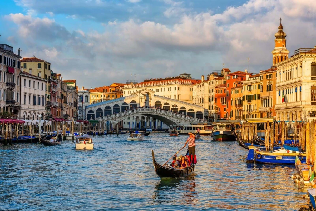 Thuyền gondola lướt sóng trên dòng kênh Grand Canal lịch sử tại Venice
