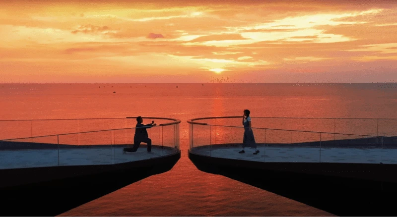 Cặp đôi tương tác lãng mạn tại điểm chạm Cầu Hôn Kiss Bridge Phú Quốc