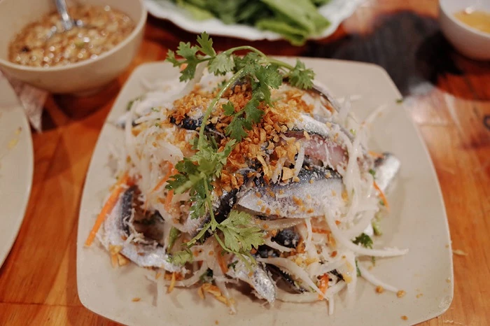 Gỏi cá trích Phú Quốc trộn dừa nạo hành tây thơm bùi đặc sản đảo ngọc