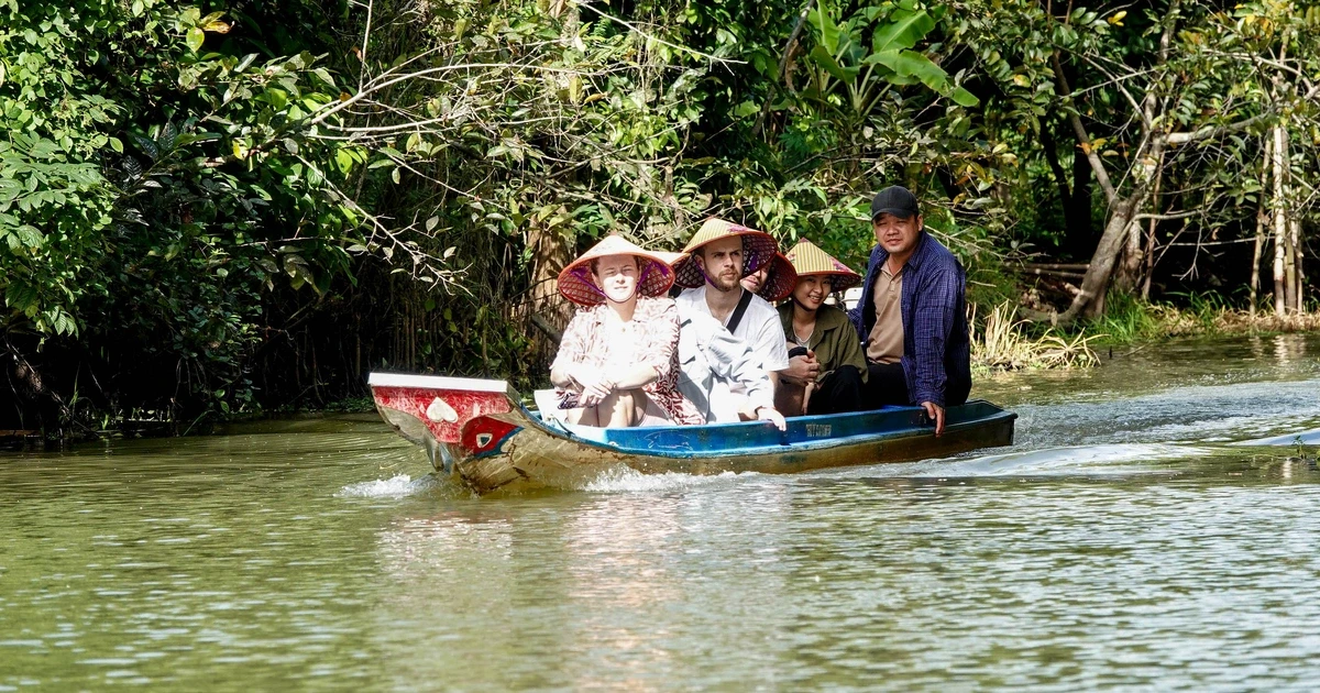 Du khách trong và ngoài nước trải nghiệm đi vỏ lãi ngắm cảnh Tràm Chim