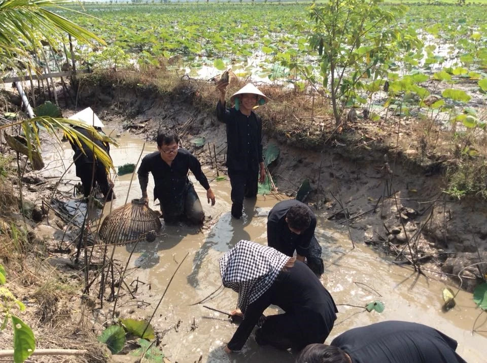 Trải nghiệm tát mương bắt cá đồng dầm bùn tại vùng đệm Tràm Chim Đồng Tháp