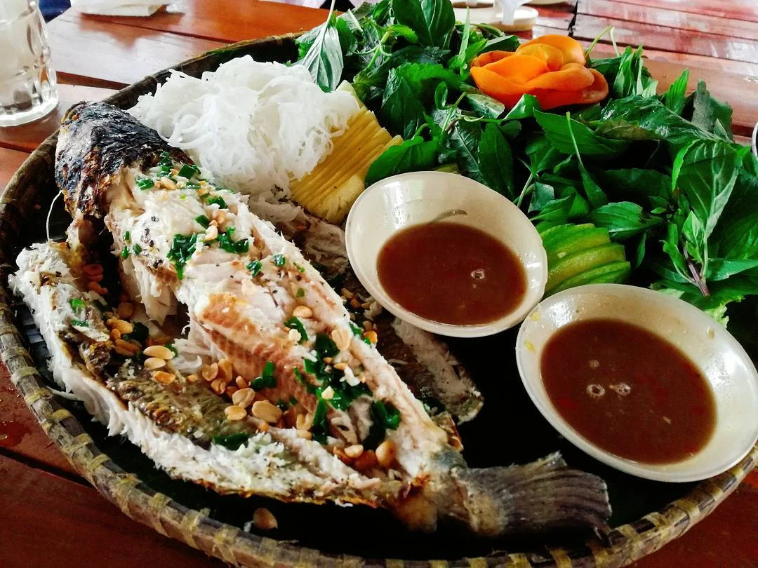 Cá lóc nướng trui cuốn bánh tráng rau rừng đặc sản Vườn quốc gia Tràm Chim