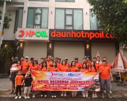 Các thành viên tập trung trước tòa nhà của công ty
